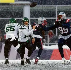  ?? DANIELLE PARHIZKARA­N/GLOBE STAFF ?? Keion White (right) recorded a pair of tackles for the Patriots and batted down a second-half pass attempt by the Jets’ Trevor Siemian.