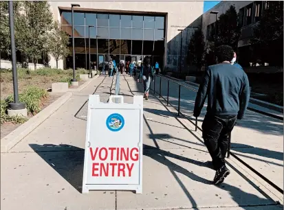  ?? TED SLOWIK/DAILY SOUTHTOWN ?? A sign directs people to an early voting polling place Friday at the Cook County 6th District courthouse in Markham.