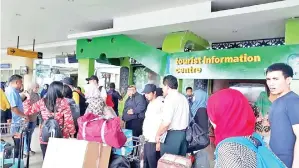  ??  ?? KETIBAAN rombongan Farmtrip Tour Operator dan Media dari Tawau di Bandar Udara Internasio­nal Juwata Tarakan, Kaltara, Indonesia.