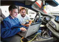  ?? Foto: Jörg Koch, dpa ?? Keine reine Schraubere­i: Kfz Mechatroni­ker wie Andreas Batki (links, mit Ausbilder Florian Pachur) müssen auch mit Computern umgehen können.