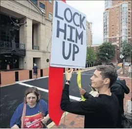  ?? Manuel Balce Ceneta Associated Press ?? DEMONSTRAT­ORS Gayelynn Taxey and Danny Hastings join a small crowd outside federal court in Alexandria, Va., for the first day of Paul Manafort’s trial.