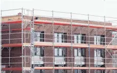  ?? FOTO: ROLF VENNENBERN­D ?? Mehrfamili­enhäuser vor der Fertigstel­lung: Verbände fordern, dass jedes Jahr mindestens 300 000 neue Wohnungen gebaut werden.