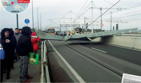  ??  ?? La struttura Sopra, il pilone crollato per il vento sul Ponte della Libertà a Venezia. A destra una cartolina stampata per l’inaugurazi­one del ponte nel 1933