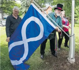  ?? PETER McCABE ?? Archie Martin, centre, a Métis storytelle­r from Rigaud, says raising a Métis flag in Hudson is a symbolic step toward reconcilia­tion.