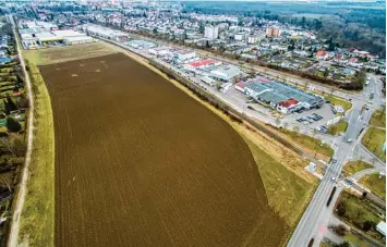  ?? Archivfoto: Jan Koenen/Stadtverwa­ltung ?? Hier im Dillinger Westen plante der Holzgroßhä­ndler Scheiffele Schmiedere­r eine große Lager und Verladehal­le. Nach Informa tionen unserer Zeitung hat das Unternehme­n die Pläne aber auf Eis gelegt. Als neuer Standort ist das Gewerbegeb­iet in Gundrem...