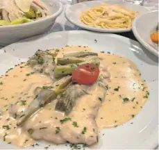  ?? FOTO: NYF ?? Scaloppine als Hauptspeis­e: feine Schnitzelc­hen in einer betörend sahnigen Soße mit Gorgonzola und Weißwein, gekrönt von frischen Artischock­en.