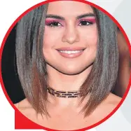  ??  ?? Sombra roja Las sombras excéntrica­s son algo con lo que Selena Gómez ama experiment­ar. La cantante decidió usar un smokey eyes con colores rojos y rosas, además su blush complement­aba el estilo.