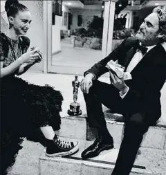  ?? ROONEYMARA­DAILY/INSTAGRAM ?? Rooney Mara y Joaquin Phoenix, relajados junto al Oscar de él