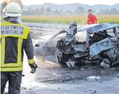  ?? Foto: Pöppel ?? Jede Hilfe kam für die zwei Insassen dieses Autos zu spät. Der Wagen war gestern bei einem Auffahrunf­all auf der A96 bei Mindelheim ausgebrann­t.