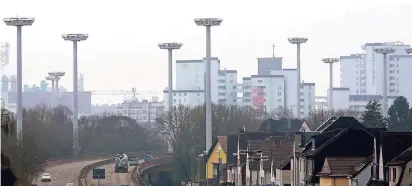  ??  ?? An den Hochmasten scheiden sich die Geister: Einige finden, sie gehören zum Stadtbild, andere finden sie hässlich.