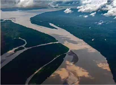  ?? (MACAPA, 7 FÉVRIER 2022/MICHAEL RUNKEL/ROBERTHARD­ING VIA AFP) ?? L’Amazone à son embouchure. L’exploitati­on pétrolière se situerait à environ 500 km de cette zone.