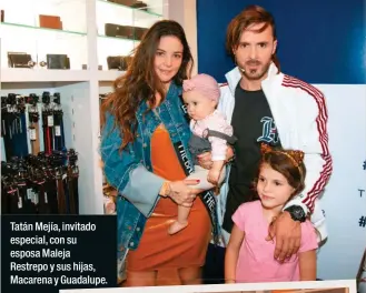  ??  ?? Tatán Mejía, invitado especial, con su esposa Maleja Restrepo y sus hijas, Macarena y Guadalupe.