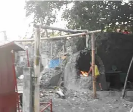  ?? —PHOTOS BY NIÑO KRISTOBAL SELIBIO ?? Ancient kiln being used for everyday activities by illegal occupants