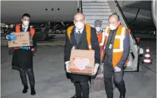  ?? FOTO: STRINGER/AFP ?? Hilfe mit politische­r Sprengkraf­t: Am Flughafen Rom-Fiumicino kamen Mitte März Pakete mit medizinisc­hen Gütern aus China an.