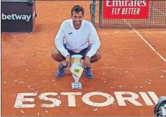  ??  ?? Albert Ramos posa con el trofeo conseguido en Estoril (Portugal).