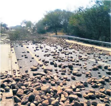  ??  ?? uMhlabuyal­ingana residents blockaded the road with stones, rocks and logs