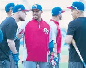  ??  ?? René Rivera - al centro- comparte con Robert ‘Bebo’ Pérez y Kike Hernández durante la práctica de ayer en el Dodgers Stadium.