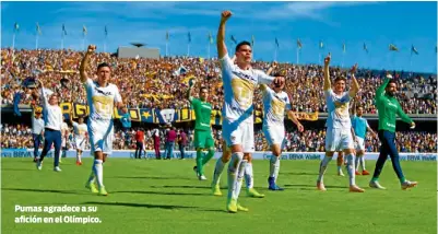  ??  ?? Pumas agradece a su afición en el Olímpico.