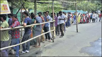  ?? PRAFUL GANGURDE/HT ?? People waiting for walk-in vaccinatio­n at Patalipada, Ghodbunder Road, Thane.