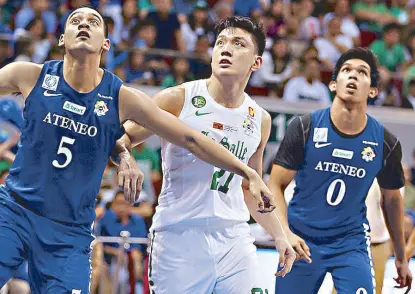  ?? JOEY MENDOZA JR. ?? Blue Eagles Manuel Tolentino and Thirdy Ravena of Ateneo brace for a rebound with Green Archer Jeron Teng.