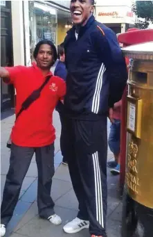  ??  ?? Celebratin­g gold: Roo Rawal with Olympic champ Anthony Joshua at his commemorat­ive postbox