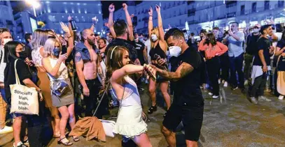  ?? LUIS DÍAZ ?? Las reacciones festivas tras el fin del estado de alarma no se hicieron esperar en Madrid...