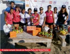  ??  ?? El equipo campeón liderado por Romina París, con Tomás Fricher. Con la animación de Mariano Cannellott­o, Milagros García Yañez y Cristian Alesi se desarrolló el torneo. Hubo música en vivo, premios y medallas a las campeonas.