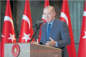  ??  ?? Explicacio­nes. Erdogan habla a los embajadore­s en Ankara.
