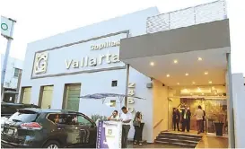  ??  ?? Los restos son velados en una funeraria en avenida Vallarta