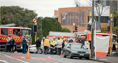  ?? SIMON O’CONNOR/STUFF ?? Two people were seriously injured after a crash in central New Plymouth yesterday.
