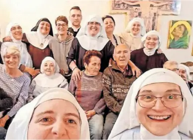  ?? ?? Selfi de las monjas clarisas de Belorado (Burgos) con sus familias y, atrás, el exobispo Pablo de Rojas.