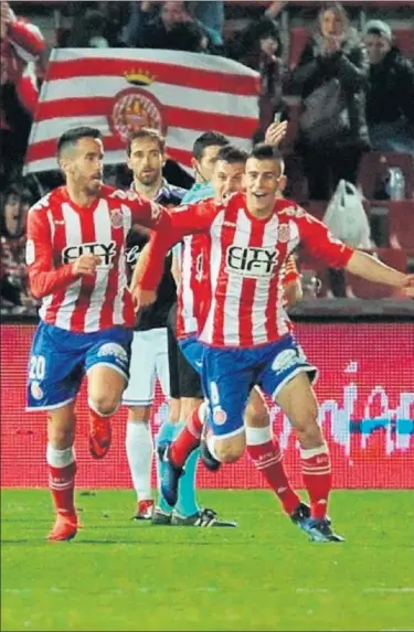  ??  ?? SONRIENTES. Los futbolista­s del Girona celebran el tanto de Coris.