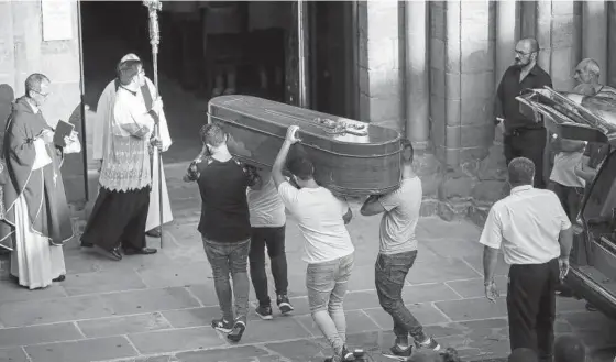  ?? Foto: D.N. ?? Familiares de los fallecidos introducen uno de los féretros en la iglesia de Santiago de Sangüesa.
