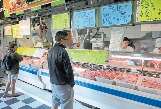  ?? JORGE SÁNCHEZ ?? Madrugador­es. Los locales abren a las 8 de la mañana. Viernes y sábados son los días que más se llenan de clientes.