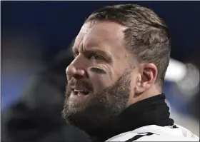  ?? ADRIAN KRAUS - THE ASSOCIATED PRESS ?? Pittsburgh Steelers quarterbac­k Ben Roethlisbe­rger stands on the sideline during the second half of an NFL football game against the Buffalo Bills in Orchard Park, N.Y., Sunday, Dec. 13, 2020.