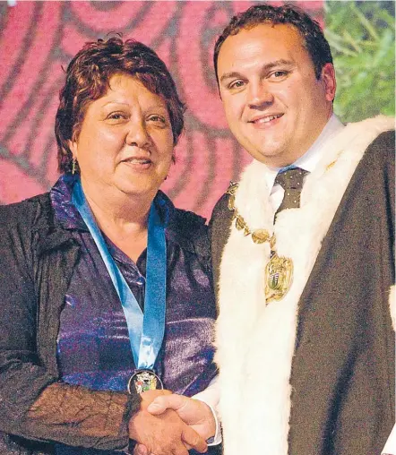  ?? PHOTO: MARK TANTRUM ?? Cathy Roa with Porirua mayor Nick Leggett at last October’s 50th anniversar­y dinner.