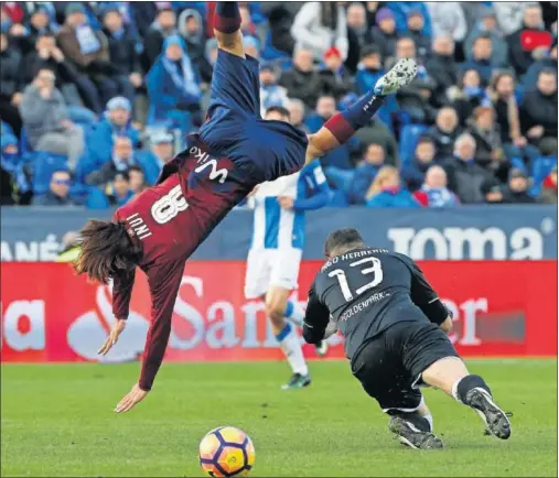  ??  ?? LA ROJA. Momento en el que Herrerín se lleva por delante a Inui, acción que provocó su expulsión.