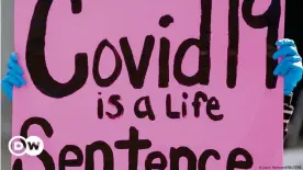  ??  ?? Prisoners face a high risk of getting COVID-19 in US facilities