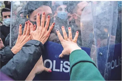  ?? FOTO: BULENT KILIC/AFP ?? In Istanbul kam es zu Zusammenst­ößen zwischen Demonstran­tinnen und der Polizei.