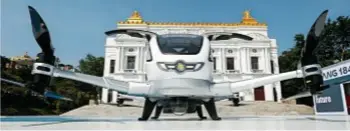  ??  ?? Ehang 184 è il “taxi volante” dell’omonima azienda cinese. Nell’altra pagina, l’ultima versione dello Shinkansen, treno proiettile giapponese, punta sul risparmio energetico.