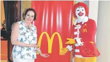  ??  ?? Patty Cofiño, directora de Capital Humano de McDonald’s junto Ronald McDonald durante la Convención 2018.