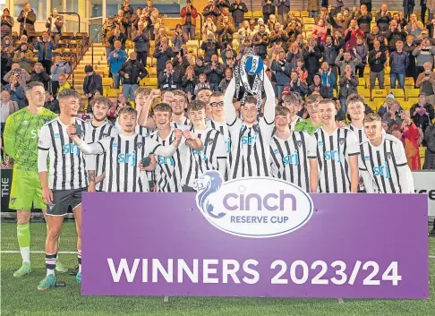  ?? ?? YOUNG GUNS: Dunfermlin­e’s youngsters celebrate after winning the SPFL Reserve Cup.