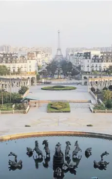  ?? FOTO: GETTY IMAGES ?? En Tianduchen­g (este de China) construyer­on un clon de París, con Torre Eiffel incluida.