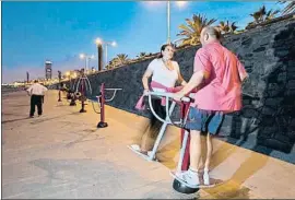  ?? MANÉ ESPINOSA ?? Usuarios nocturnos en las instalacio­nes deportivas de la zona marítima