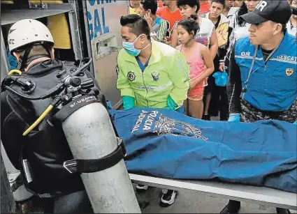  ?? Fotos: Gerardo Menoscal / EXTRA ?? Los restos fueron embarcados en una ambulancia de Medicina Legal y trasladado­s al Laboratori­o de Criminalís­tica, del oeste porteño.