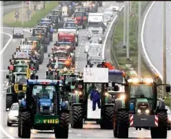  ??  ?? Hunderte Traktoren auf der Autobahn vor Brüssel für lange Staus