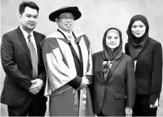  ??  ?? Abang Johari (second left) in a photoshoot with Jumaani (second right), their daughter Dayang Norjihan and son-in-law Bouteflika Ahmad before receiving the award.