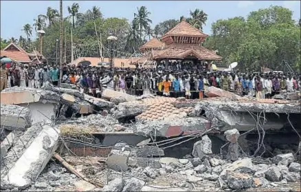  ?? JYOTHIRAJ. N.S / AP ?? Un edificio administra­tivo, junto al templo, destruido por la fuerza de la explosión de ayer