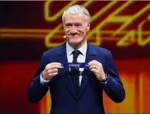  ??  ?? Le sélectionn­eur de l’équipe de France masculine, Didier Deschamps, était l’un des invités de marque de la cérémonie, aux côtés de Kaka ou encore Michaël Essien.