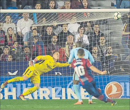  ?? FOTO: PERE PUNTÍ ?? Ter Stegen, superado El alemán encajó ayer cinco goles, la goleada más amplia que ha recibido desde que llegó al Barça